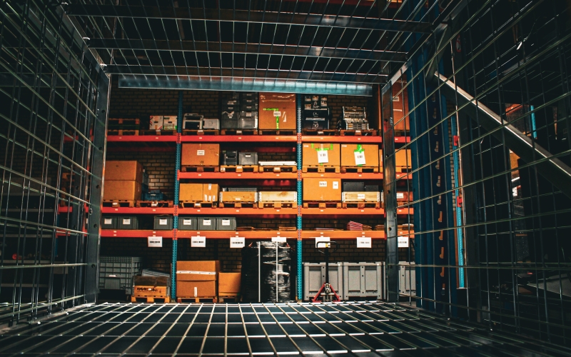 Binnenzicht van de opslagloods op locatie bij Aronto, waar stapels ingekochte gebruikte hardware netjes zijn opgeslagen voor inspectie, hergebruik of verantwoorde verwerking.
