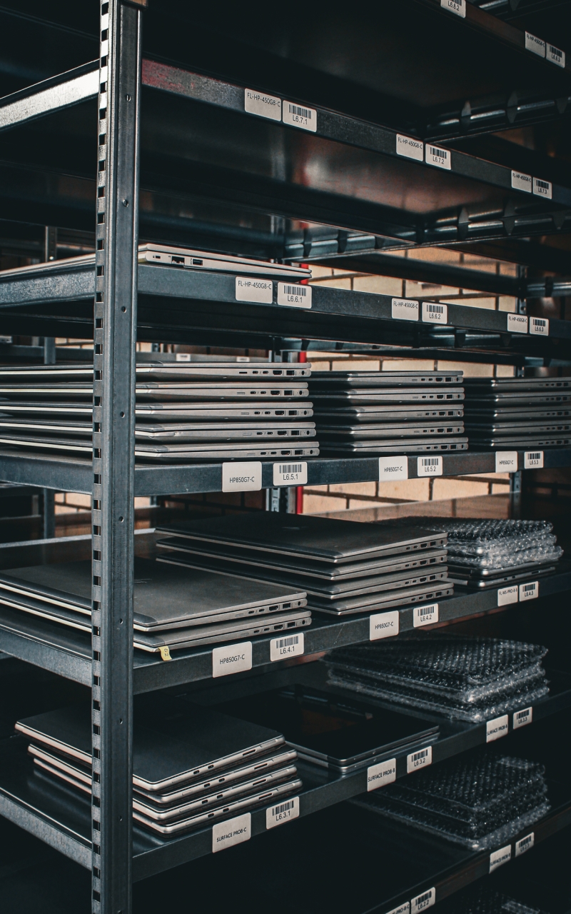 partijhandel verkoopvan refurbished laptops computers dockingstations e-waste en ITAD diensten door Aronto