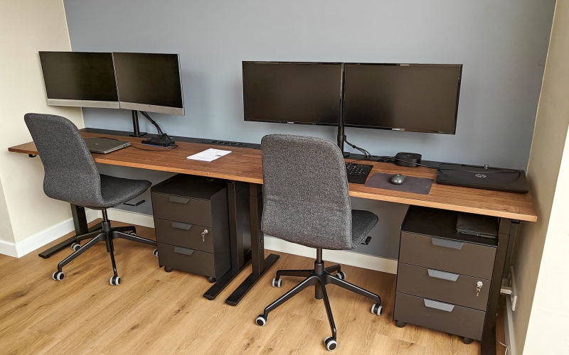 kabelmanagement flexwerkplek inrichting kantoor omgeving of thuiswerkplek door Aronto