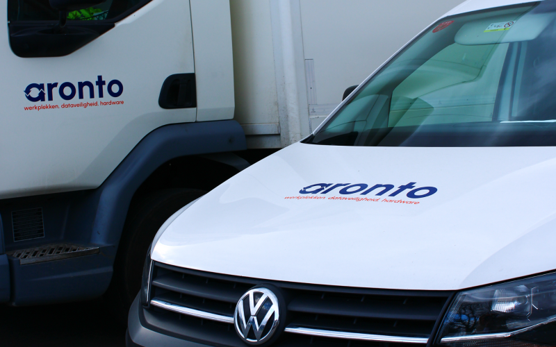 Een bestelwagen en vrachtwagen van de recycling ophaaldienst Aronto staan geparkeerd naast elkaar. Beide voertuigen tonen duidelijk het Aronto-logo op de zijkanten.